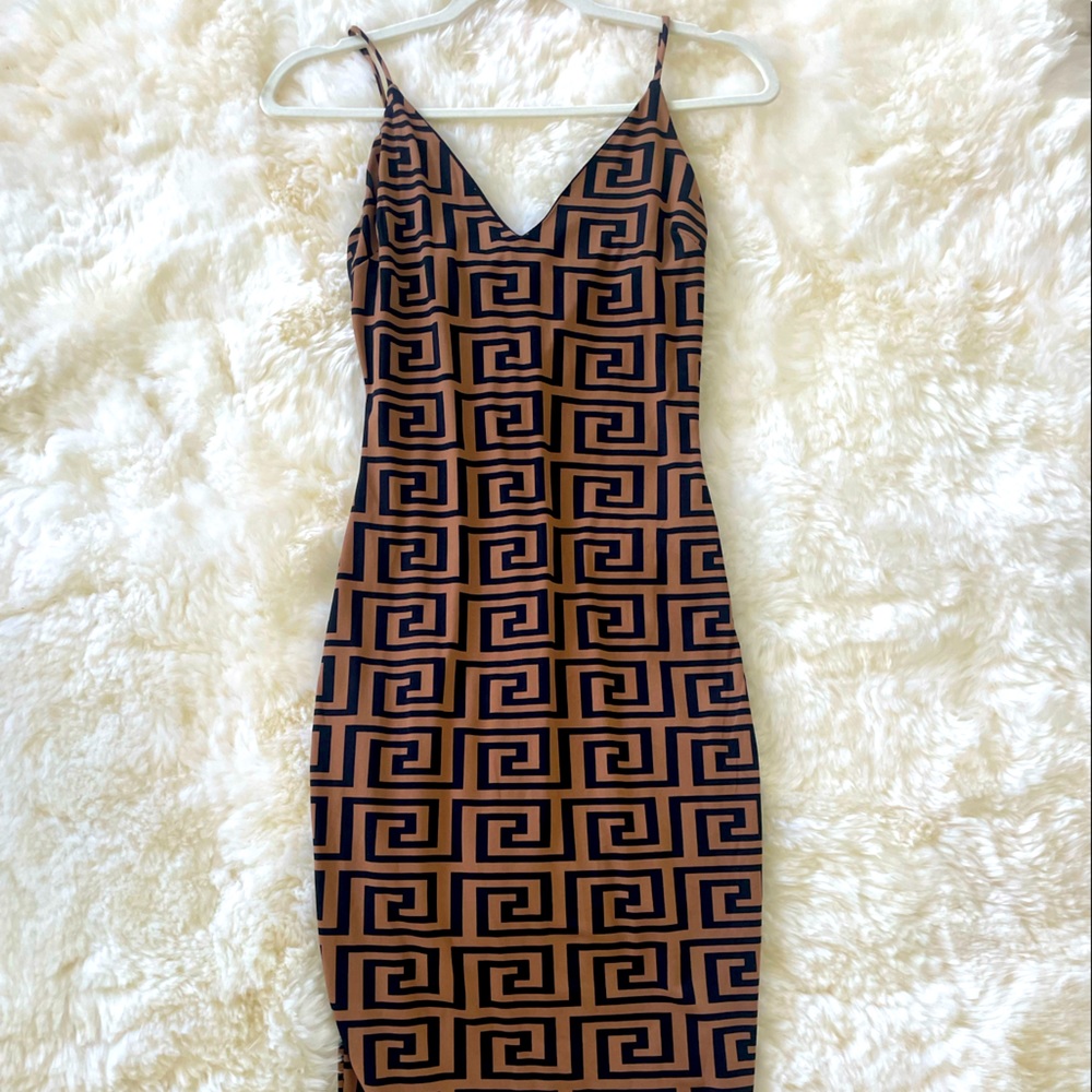 Beautiful long dress. Perfect for a fancy dinner or a date.